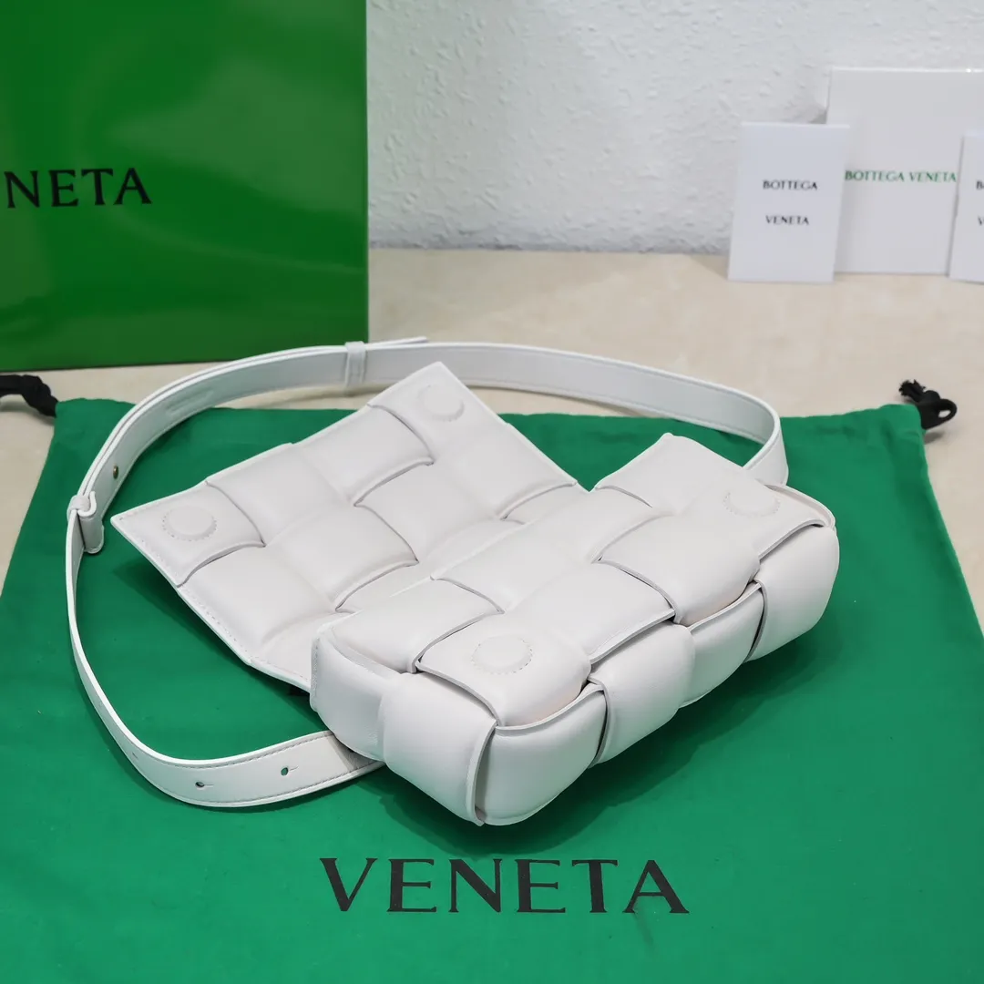 Batch 1120 bv new waist bag is out ✧ #streetshothot "BV Cassette mini pillow bag new style is here~ It adopts soft filling design, boxy shape, and the fat Cassette is super cute! High-grade soft sheepskin ➕ suction buckle design The overall style is retro and tasteful🌱The bag can be held or carried cross-body. It is elegant and simple but has a cool style. The upper body is fashionable and classy~ This Q-soft pillow bag is recommended to bbs^ω^🤪Size: 18*10*6cm, model: 6688-2#